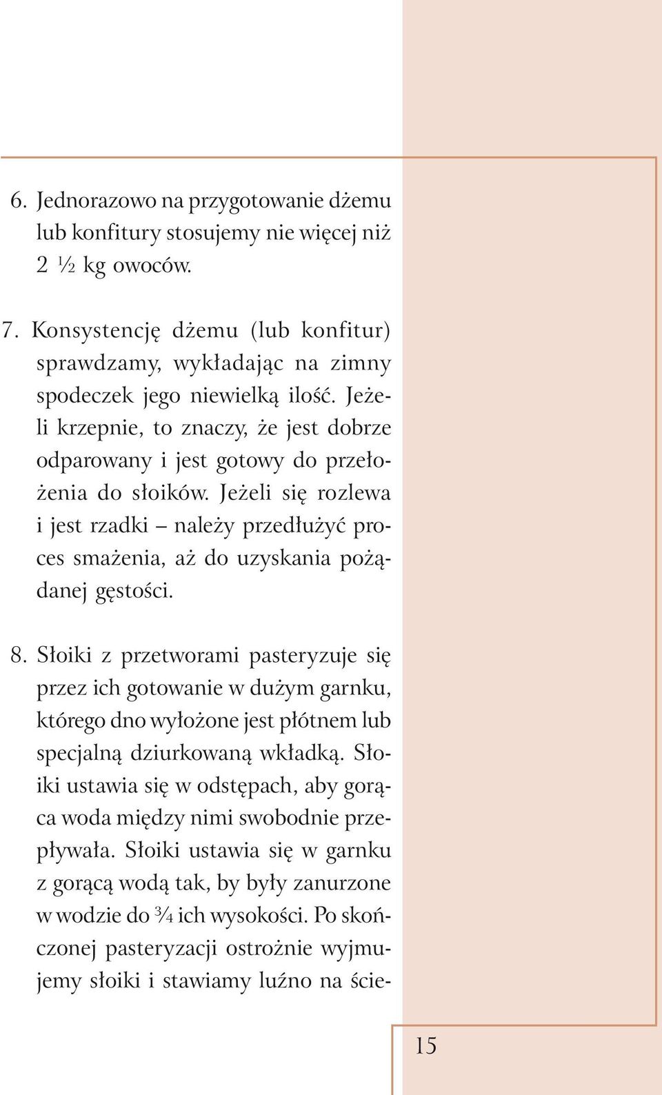 8. Słoiki z przetworami pasteryzuje się przez ich gotowanie w dużym garnku, którego dno wyłożone jest płótnem lub specjalną dziurkowaną wkładką.