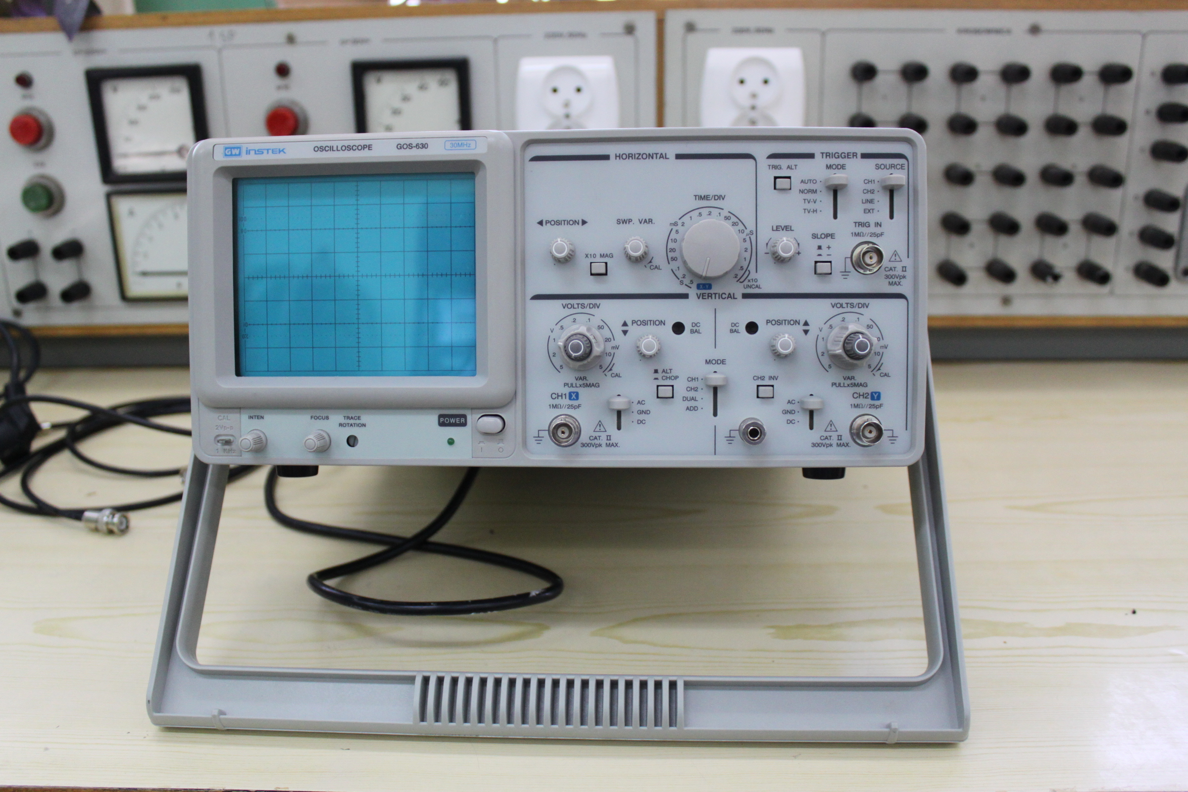 GOS-630 2-kanałowy oscyloskop analogowy, 30 MHz DYSTRYBUCJA I SERWIS: NDN - Z.