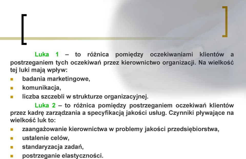 Luka 2 to różnica pomiędzy postrzeganiem oczekiwań klientów przez kadrę zarządzania a specyfikacją jakości usług.