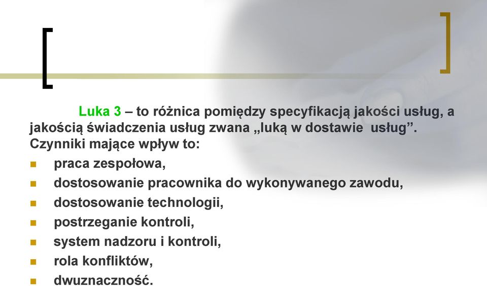 Czynniki mające wpływ to: praca zespołowa, dostosowanie pracownika do