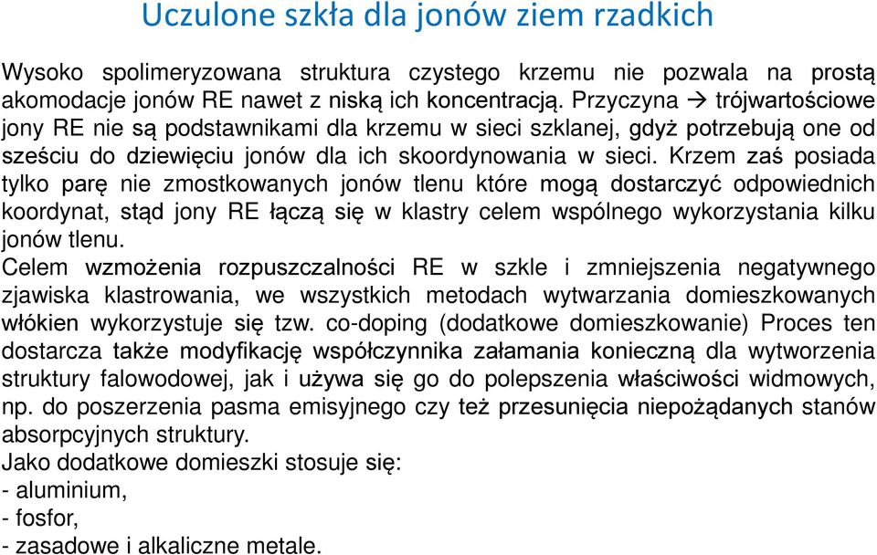 Krzem zaś posiada tylko parę nie zmostkowanych jonów tlenu które mogą dostarczyć odpowiednich koordynat, stąd jony RE łączą się w klastry celem wspólnego wykorzystania kilku jonów tlenu.