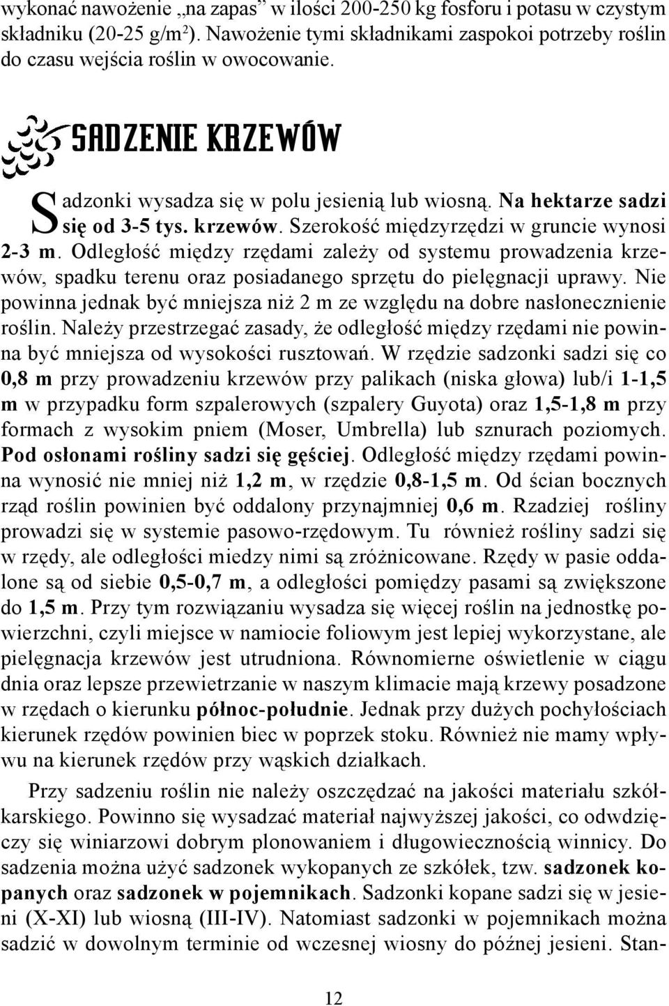Odległość między rzędami zależy od systemu prowadzenia krzewów, spadku terenu oraz posiadanego sprzętu do pielęgnacji uprawy.