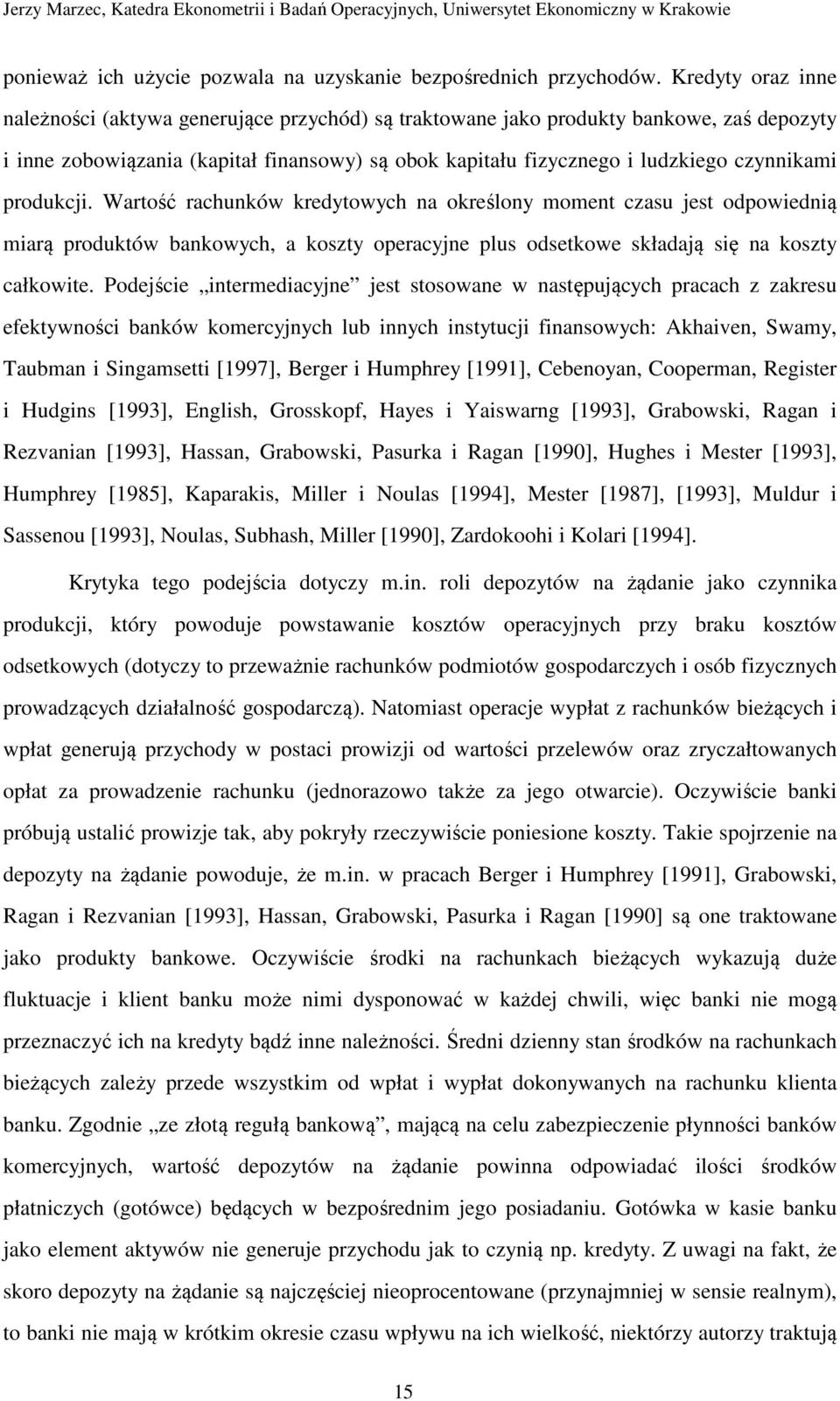 produkcji. Wartość rachunków kredytowych na określony moment czasu jest odpowiednią miarą produktów bankowych, a koszty operacyjne plus odsetkowe składają się na koszty całkowite.