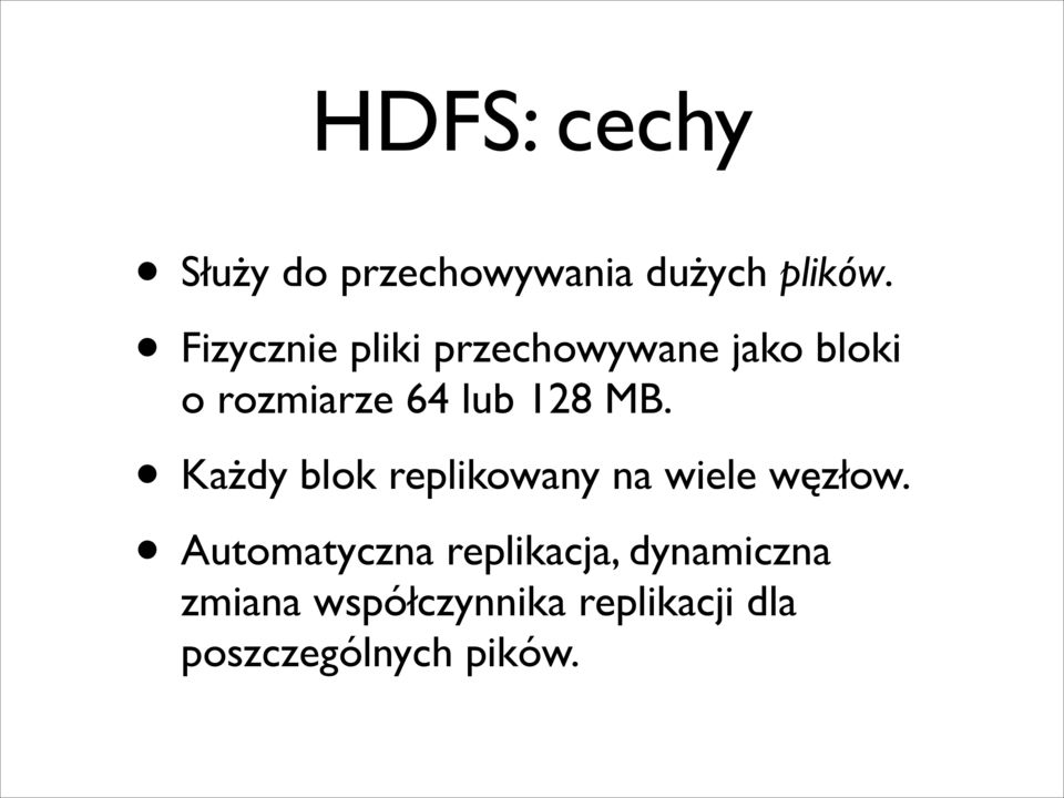 128 MB. Każdy blok replikowany na wiele węzłow.