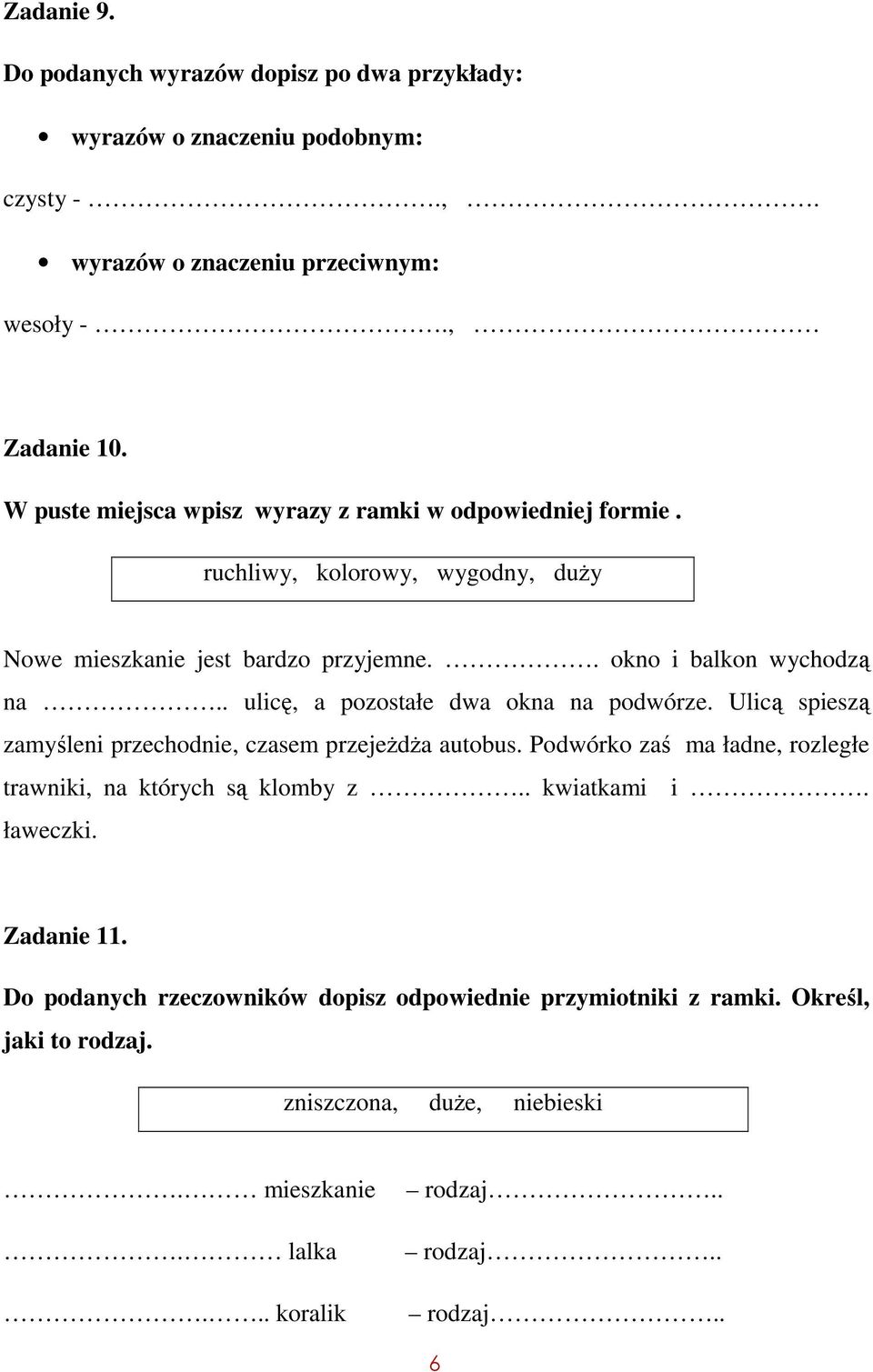 . ulicę, a pozostałe dwa okna na podwórze. Ulicą spieszą zamyśleni przechodnie, czasem przejeżdża autobus. Podwórko zaś ma ładne, rozległe trawniki, na których są klomby z.