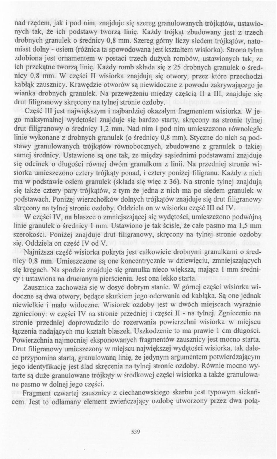 Strona tylna zdobiona jest ornamentem w postaci trzech dużych rombów, ustawionych tak, że ich przekątne tworzą linię. Każdy romb składa się z 25 drobnych granulek o średnicy 0,8 mm.