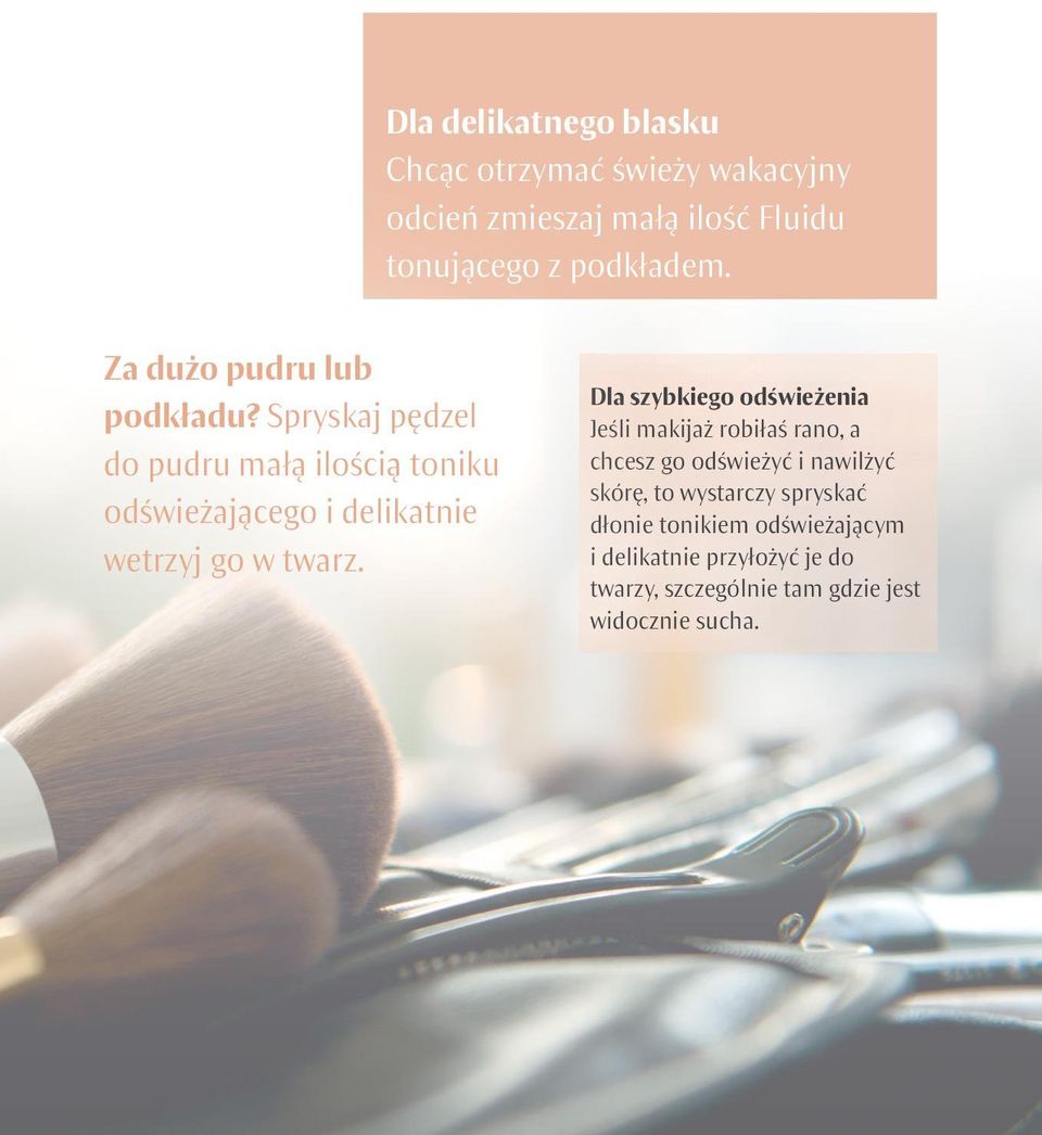Spryskaj pędzel do pudru małą ilością toniku odświeżającego i delikatnie wetrzyj go w twarz.