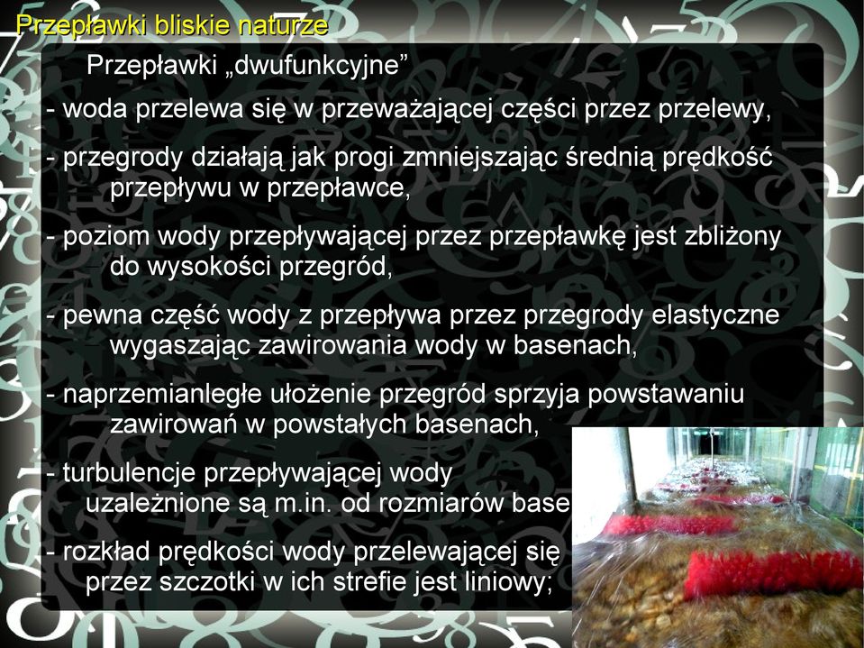 przez przegrody elastyczne wygaszając zawirowania wody w basenach, - naprzemianległe ułożenie przegród sprzyja powstawaniu zawirowań w powstałych basenach,