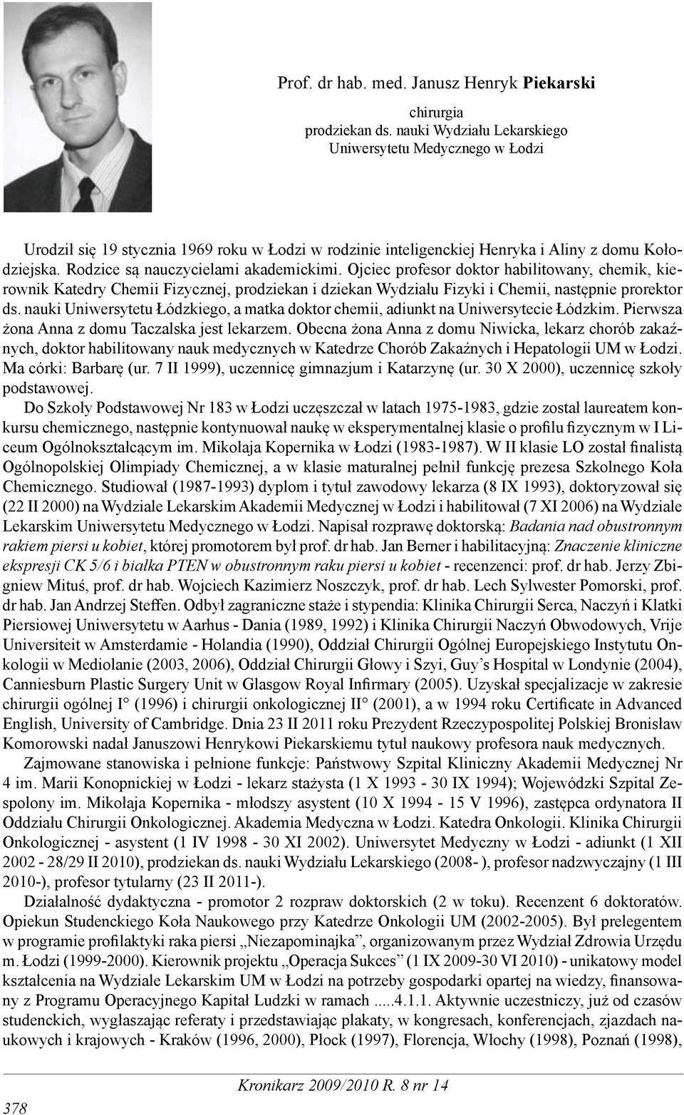Rodzice są nauczycielami akademickimi. Ojciec profesor doktor habilitowany, chemik, kierownik Katedry Chemii Fizycznej, prodziekan i dziekan Wydziału Fizyki i Chemii, następnie prorektor ds.
