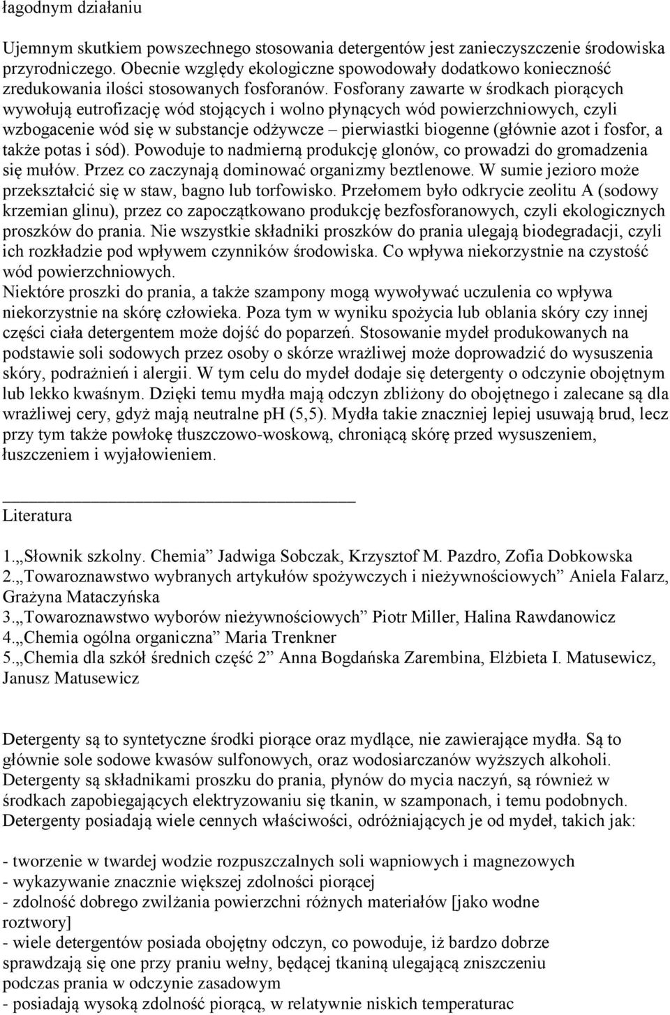 Fosforany zawarte w środkach piorących wywołują eutrofizację wód stojących i wolno płynących wód powierzchniowych, czyli wzbogacenie wód się w substancje odżywcze pierwiastki biogenne (głównie azot i
