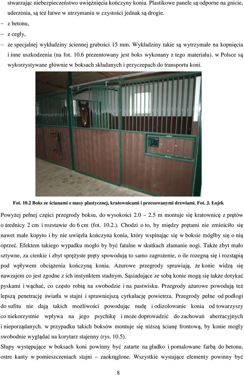 w Polsce są wykorzystywane głównie w boksach składanych i przyczepach do transportu koni. Fot. 10.2 Boks ze ścianami z masy plastycznej, kratownicami i przesuwanymi drzwiami. Fot. J.