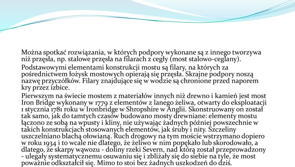 Filary znajdujące się w wodzie są chronione przed naporem kry przez izbice.