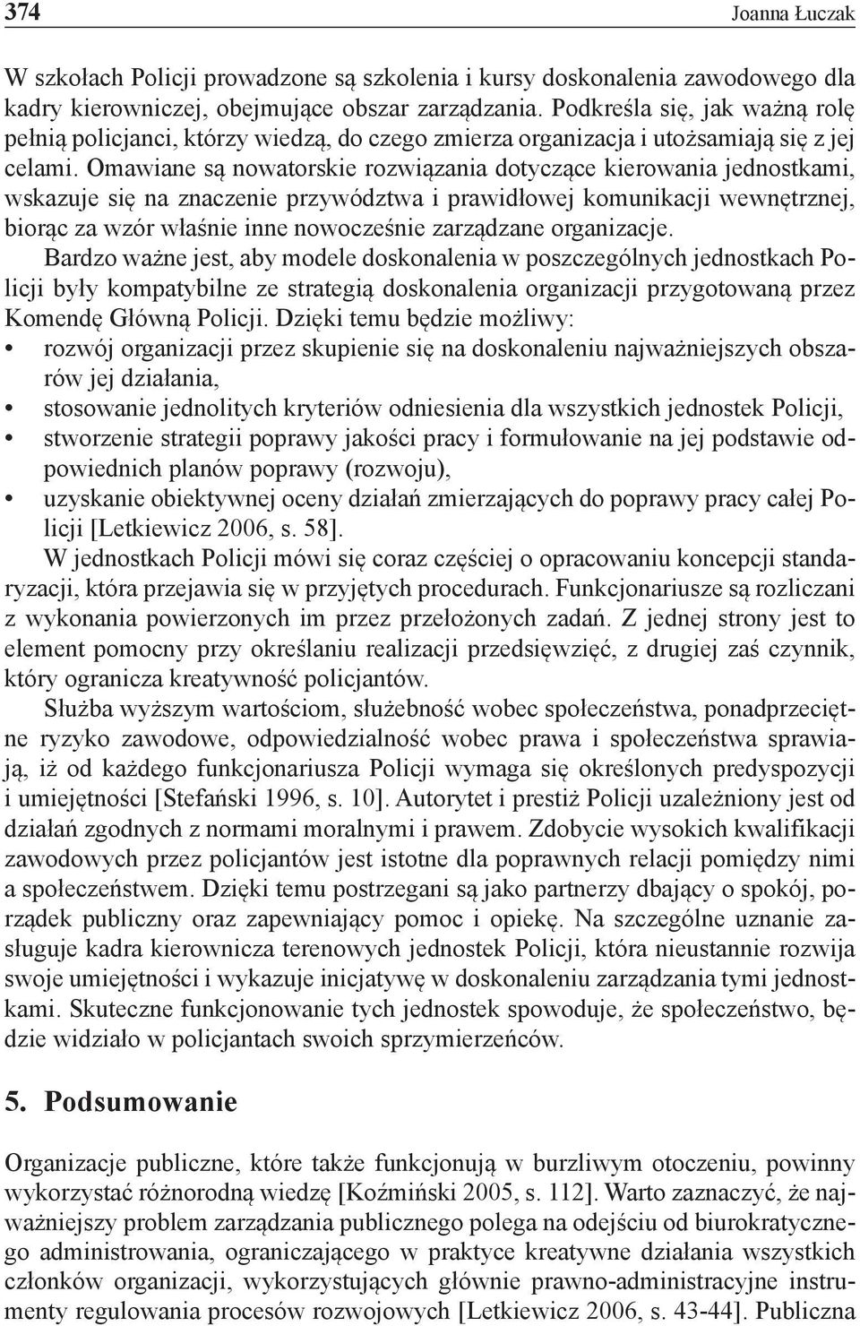 Omawiane są nowatorskie rozwiązania dotyczące kierowania jednostkami, wskazuje się na znaczenie przywództwa i prawidłowej komunikacji wewnętrznej, biorąc za wzór właśnie inne nowocześnie zarządzane