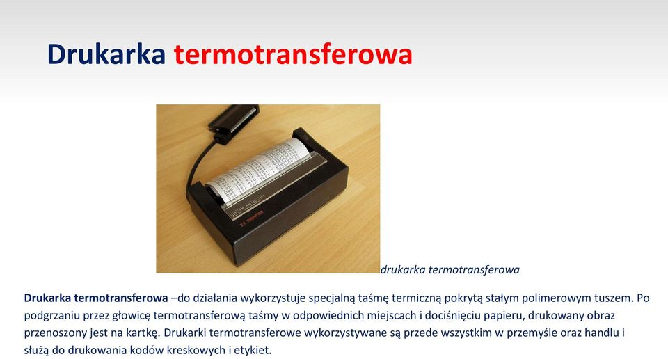 Po podgrzaniu przez głowicę termotransferową taśmy w odpowiednich miejscach i dociśnięciu papieru, drukowany