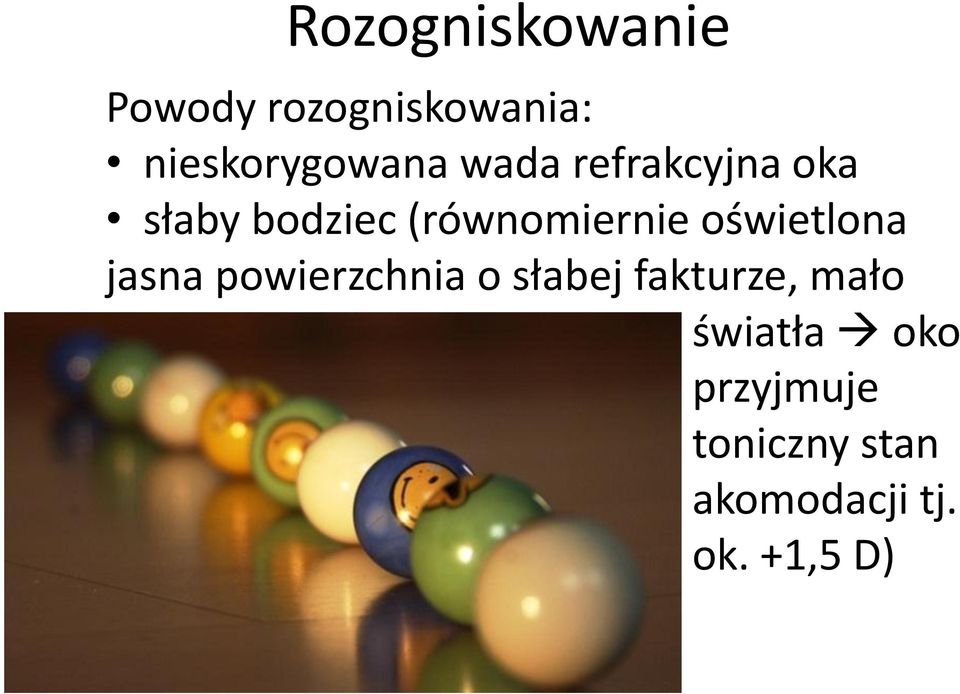 oświetlona jasna powierzchnia o słabej fakturze, mało