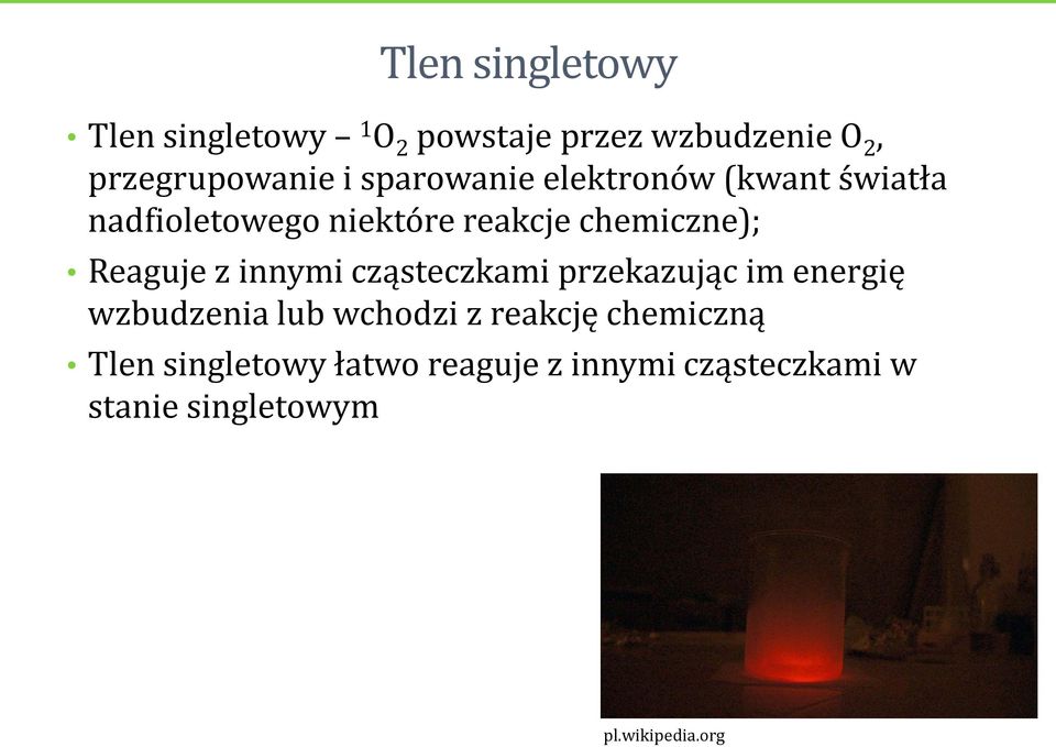 Reaguje z innymi cząsteczkami przekazując im energię wzbudzenia lub wchodzi z reakcję