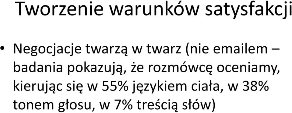 że rozmówcę oceniamy, kierując się w 55%