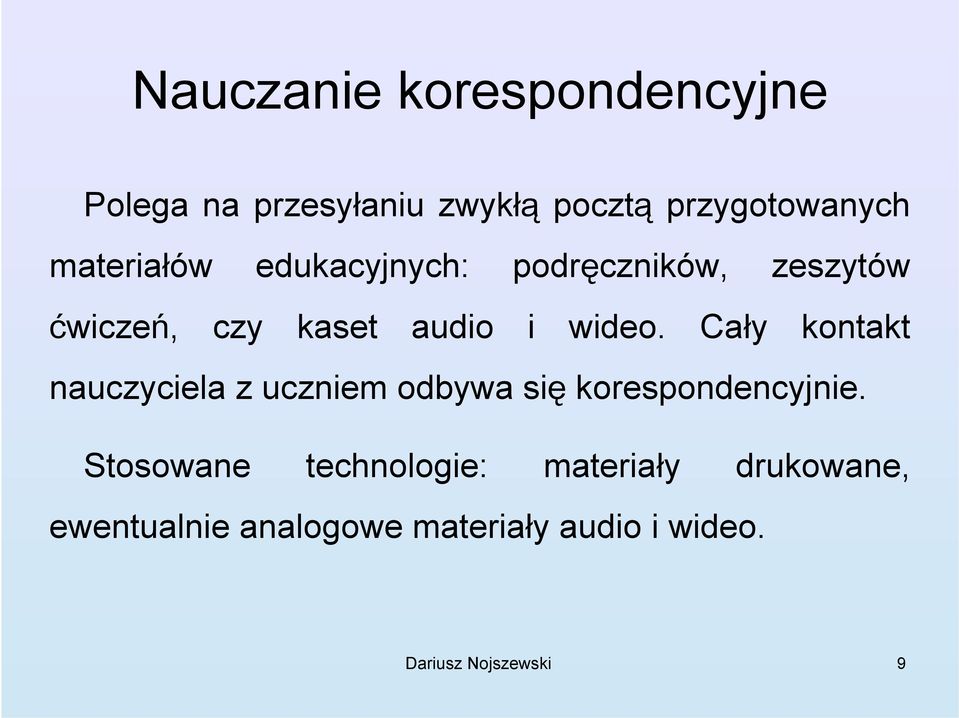 Cały kontakt nauczyciela z uczniem odbywa się korespondencyjnie.
