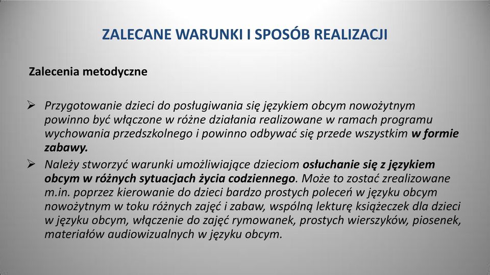 Należy stworzyć warunki umożliwiające dzieciom osłuchanie się z językiem obcym w różnych sytuacjach życia codziennego. Może to zostać zrealizowane m.in.