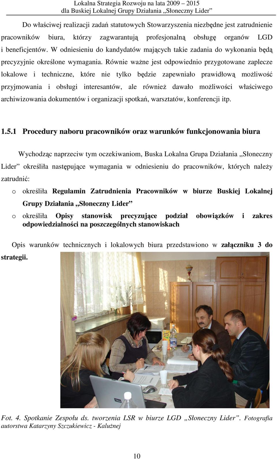 Równie waŝne jest odpowiednio przygotowane zaplecze lokalowe i techniczne, które nie tylko będzie zapewniało prawidłową moŝliwość przyjmowania i obsługi interesantów, ale równieŝ dawało moŝliwości