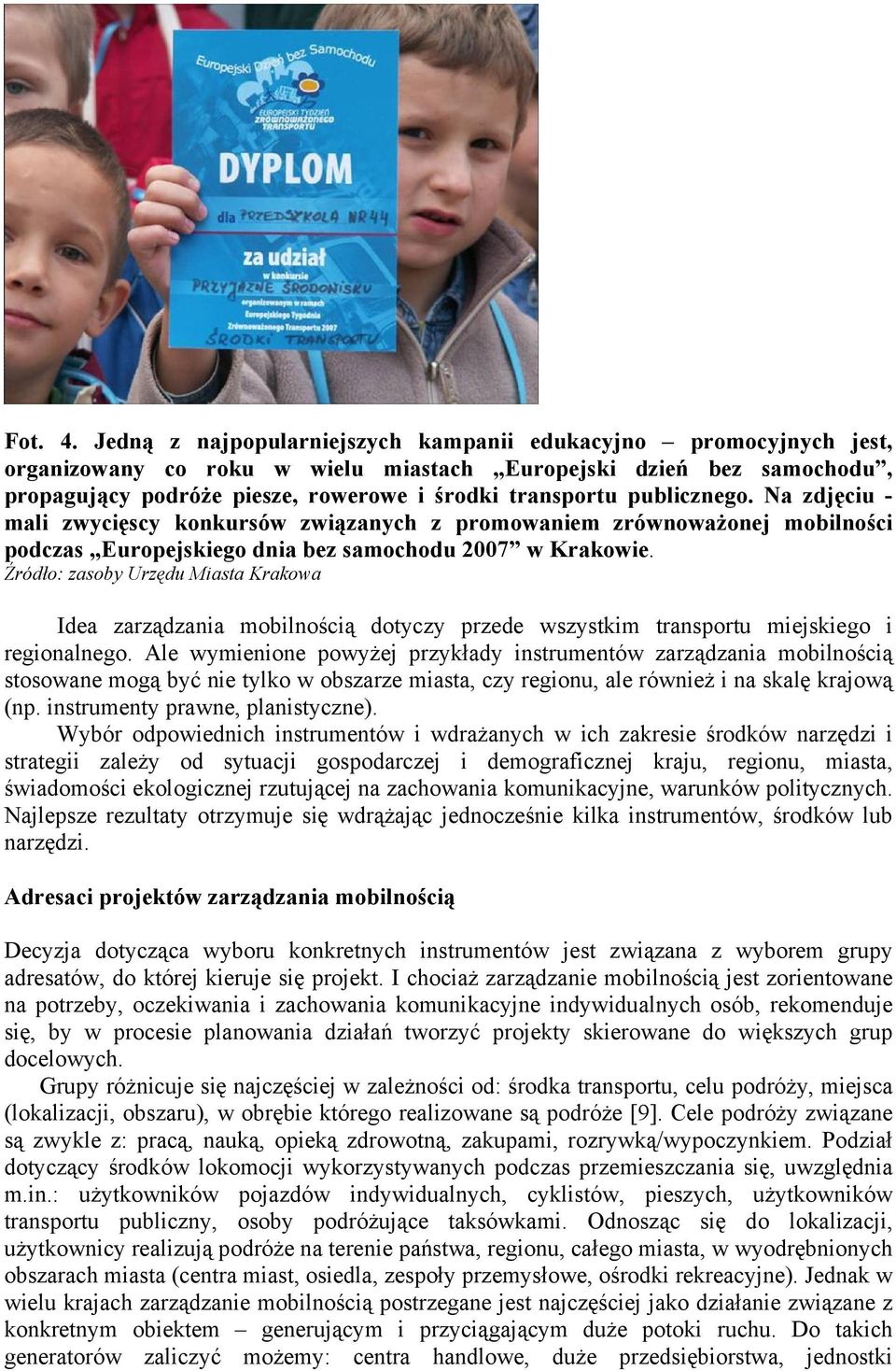 publicznego. Na zdjęciu - mali zwycięscy konkursów związanych z promowaniem zrównoważonej mobilności podczas Europejskiego dnia bez samochodu 2007 w Krakowie.