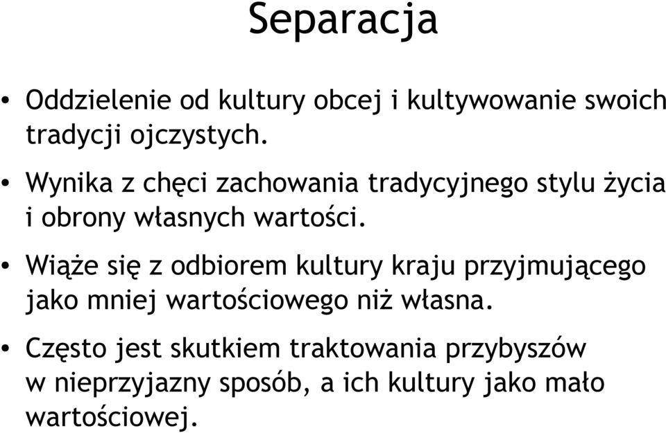 Wiąże się z odbiorem kultury kraju przyjmującego jako mniej wartościowego niż własna.