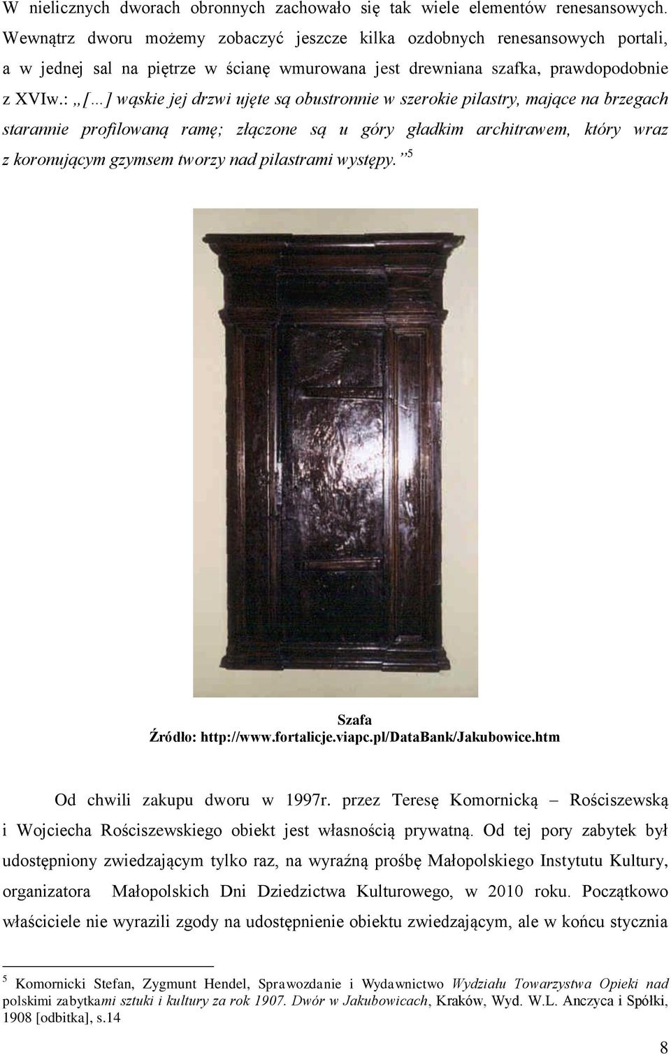 : [ ] wąskie jej drzwi ujęte są obustronnie w szerokie pilastry, mające na brzegach starannie profilowaną ramę; złączone są u góry gładkim architrawem, który wraz z koronującym gzymsem tworzy nad