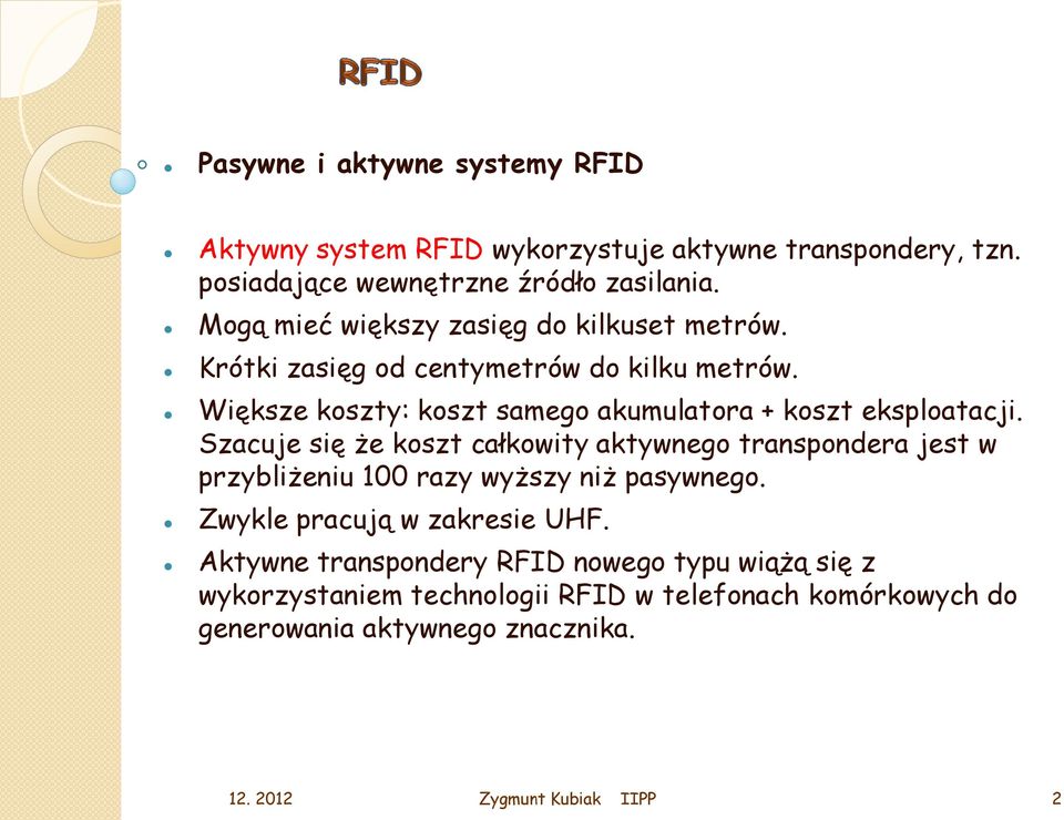 Większe koszty: koszt samego akumulatora + koszt eksploatacji.