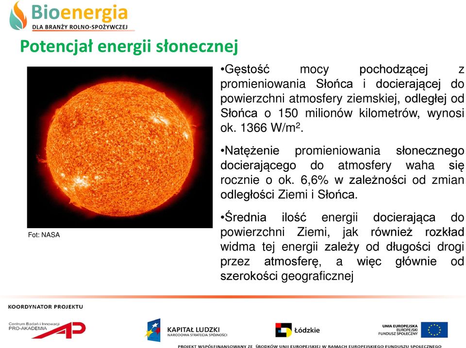 Natężenie promieniowania słonecznego docierającego do atmosfery waha się rocznie o ok.