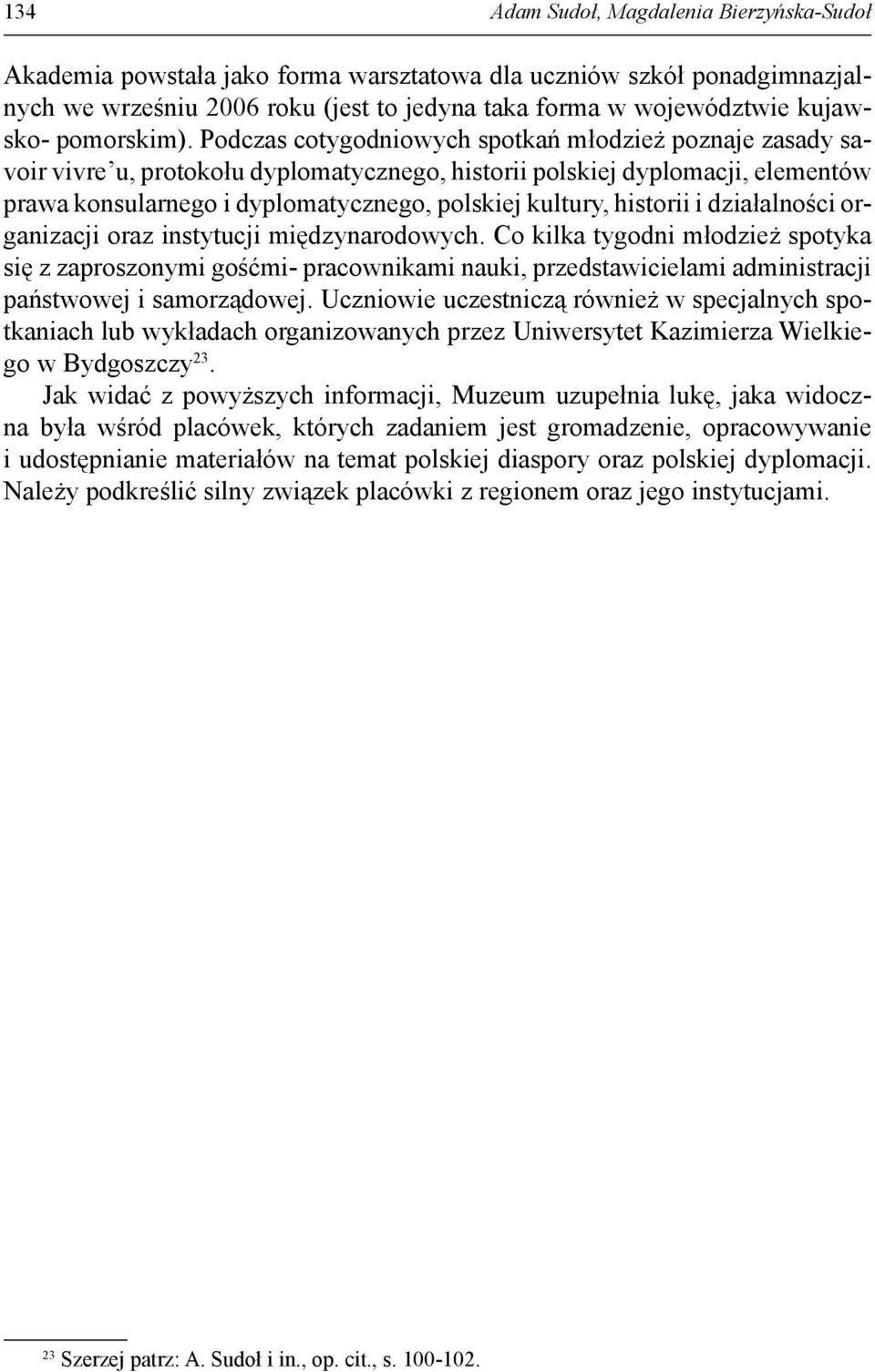 Podczas cotygodniowych spotkań młodzież poznaje zasady savoir vivre u, protokołu dyplomatycznego, historii polskiej dyplomacji, elementów prawa konsularnego i dyplomatycznego, polskiej kultury,