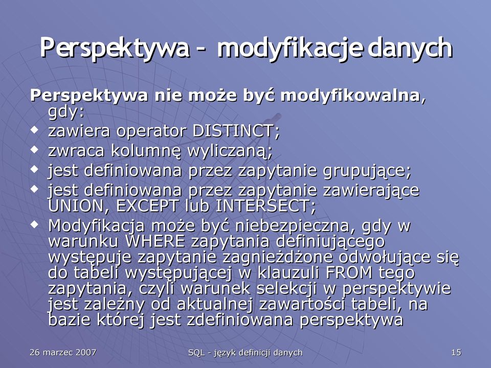 zapytania definiującego występuje zapytanie zagnieżdżone odwołujące się do tabeli występującej w klauzuli FROM tego zapytania, czyli warunek selekcji w