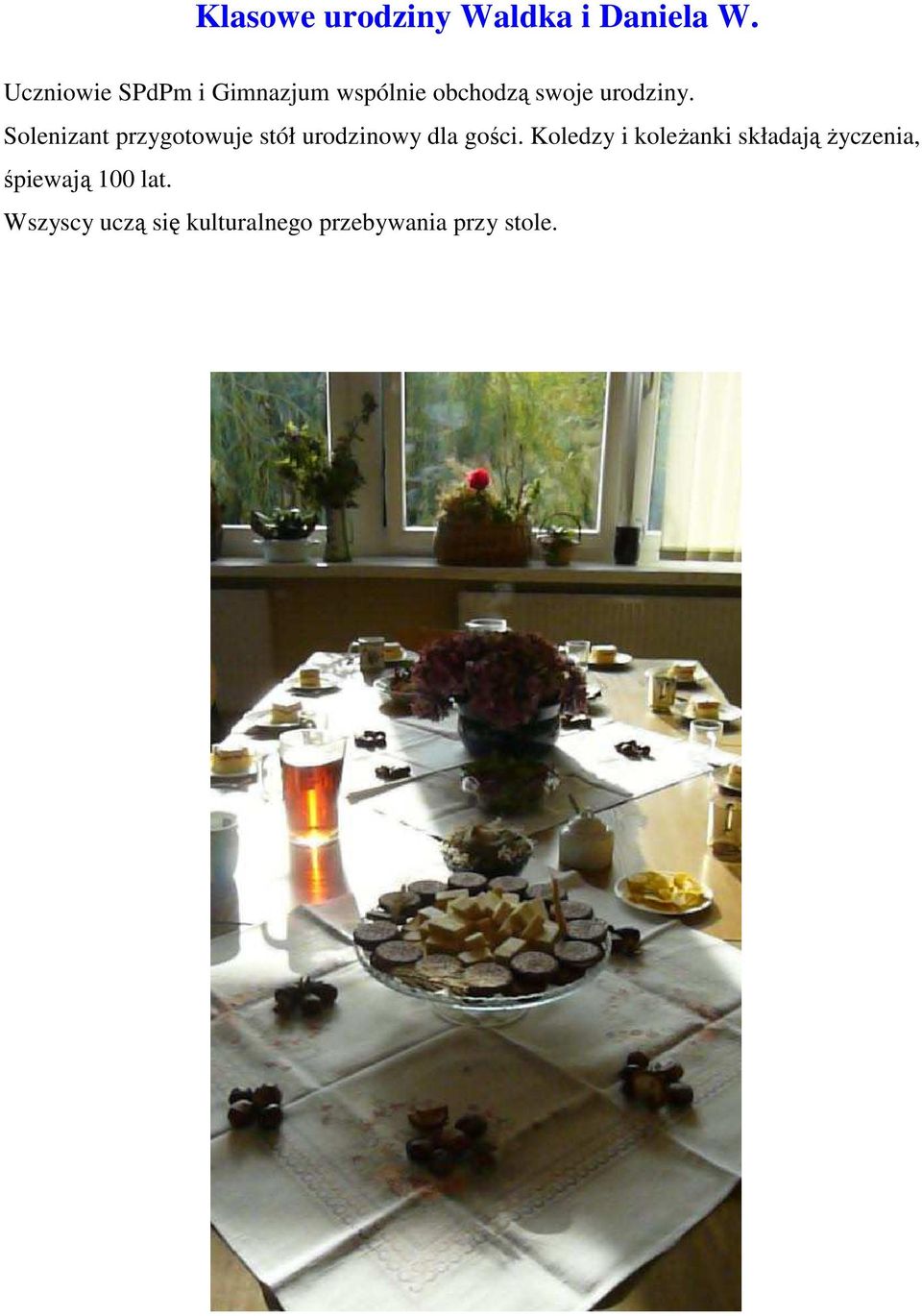 Solenizant przygotowuje stół urodzinowy dla gości.