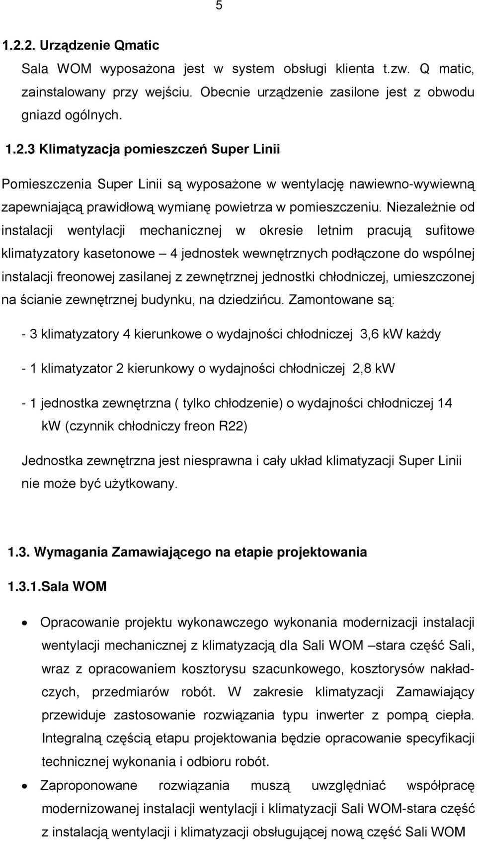 zewnętrznej jednostki chłodniczej, umieszczonej na ścianie zewnętrznej budynku, na dziedzińcu.