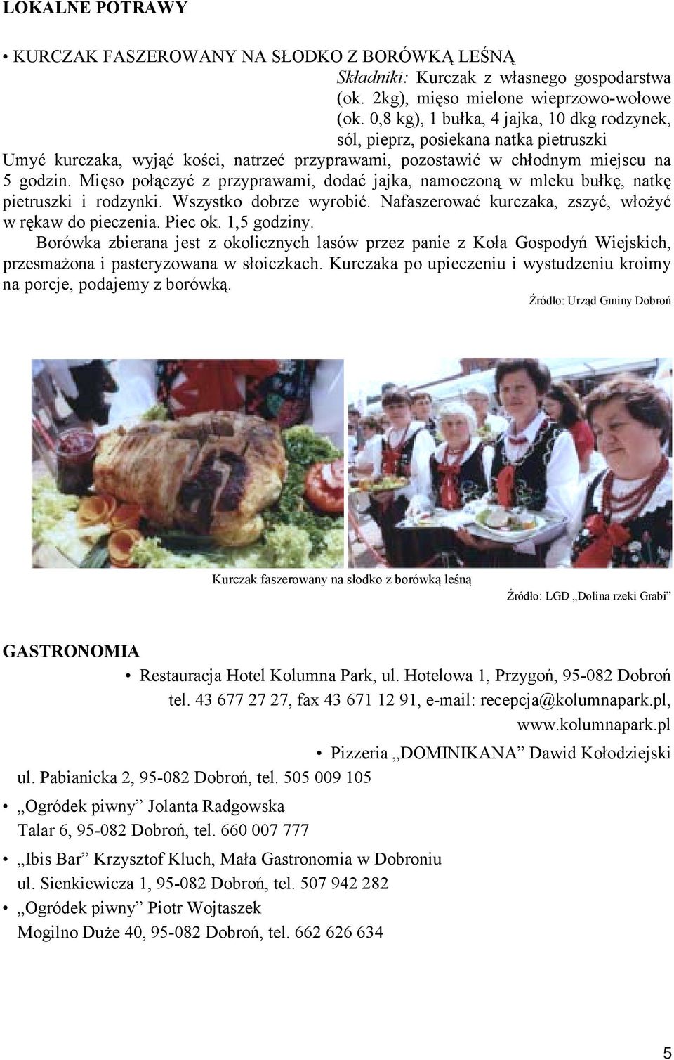Mięso połączyć z przyprawami, dodać jajka, namoczoną w mleku bułkę, natkę pietruszki i rodzynki. Wszystko dobrze wyrobić. Nafaszerować kurczaka, zszyć, włożyć w rękaw do pieczenia. Piec ok.