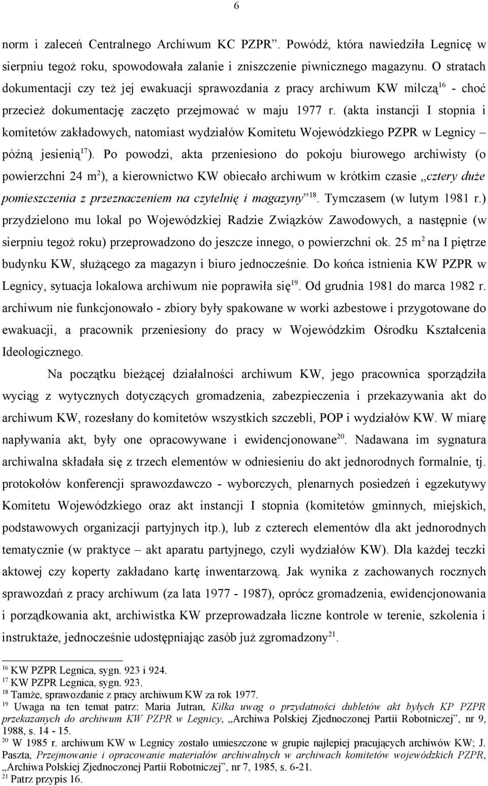 Wojewódzkiego PZPR w Legnicy późną jesienią 17 ) Po powodzi, akta przeniesiono do pokoju biurowego archiwisty (o powierzchni 24 m 2 ), a kierownictwo KW obiecało archiwum w krótkim czasie cztery duże