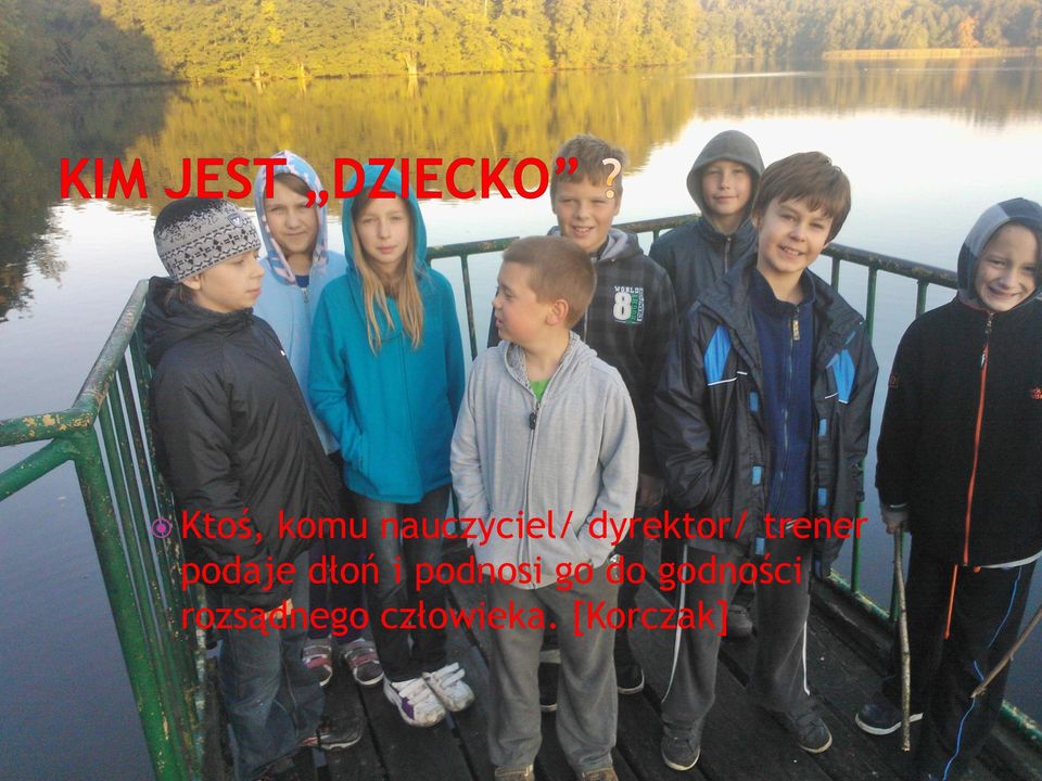 dłoń i podnosi go do