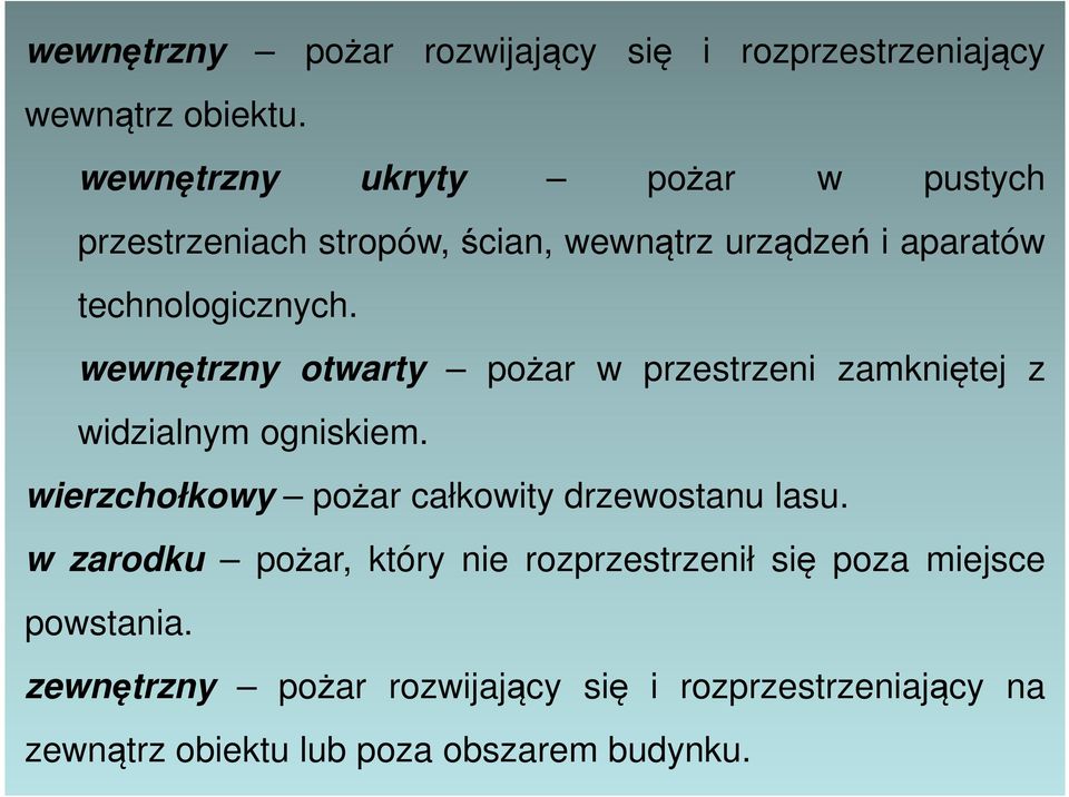 wewnętrzny otwarty pożar w przestrzeni zamkniętej z widzialnym ogniskiem.