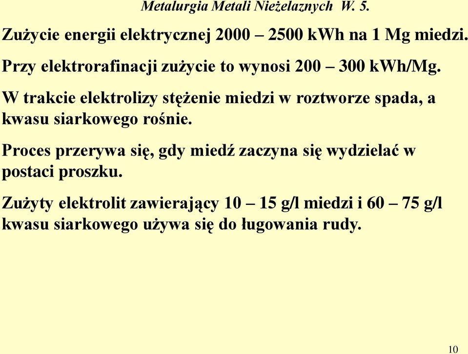 W trakcie elektrolizy stężenie miedzi w roztworze spada, a kwasu siarkowego rośnie.