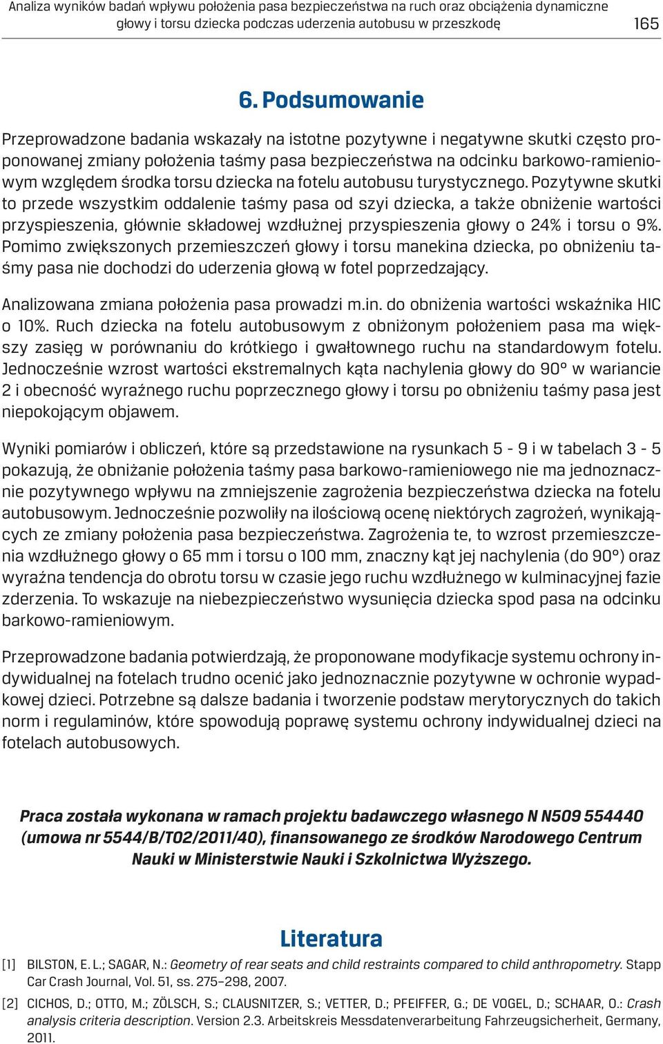 torsu dziecka na fotelu autobusu turystycznego.