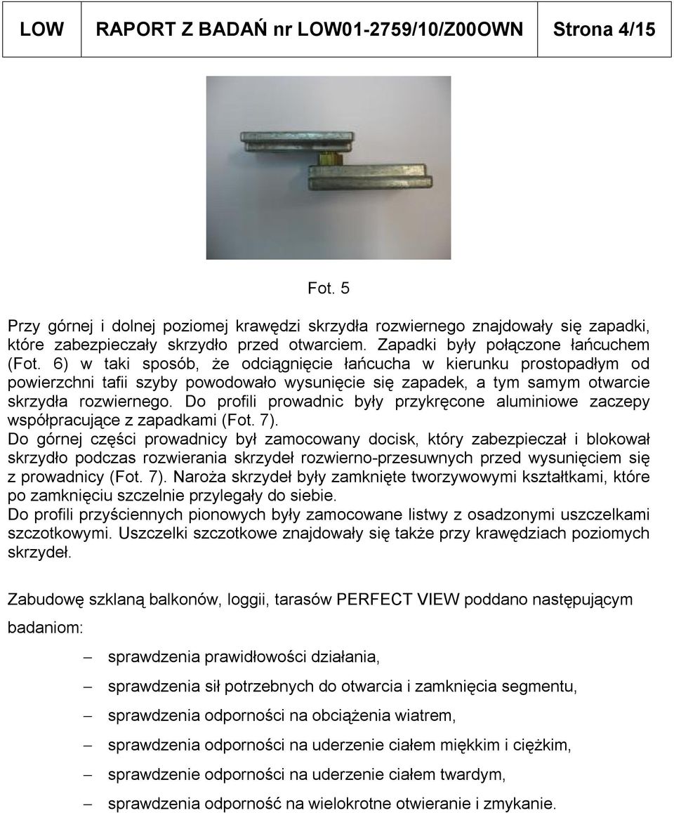 6) w taki sposób, że odciągnięcie łańcucha w kierunku prostopadłym od powierzchni tafii szyby powodowało wysunięcie się zapadek, a tym samym otwarcie skrzydła rozwiernego.