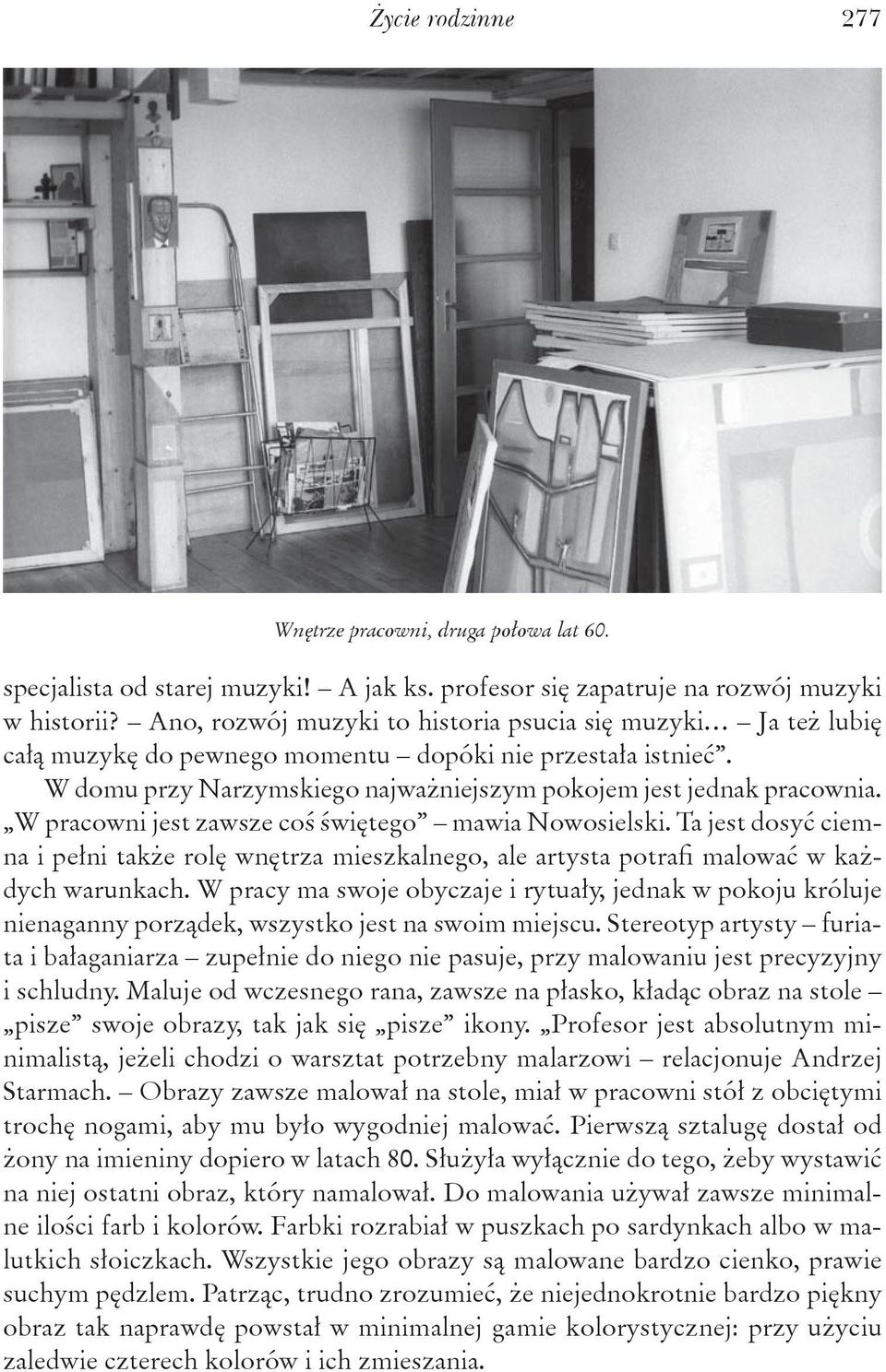 W pracowni jest zawsze coś świętego mawia Nowosielski. Ta jest dosyć ciemna i pełni także rolę wnętrza mieszkalnego, ale artysta potrafi malować w każdych warunkach.