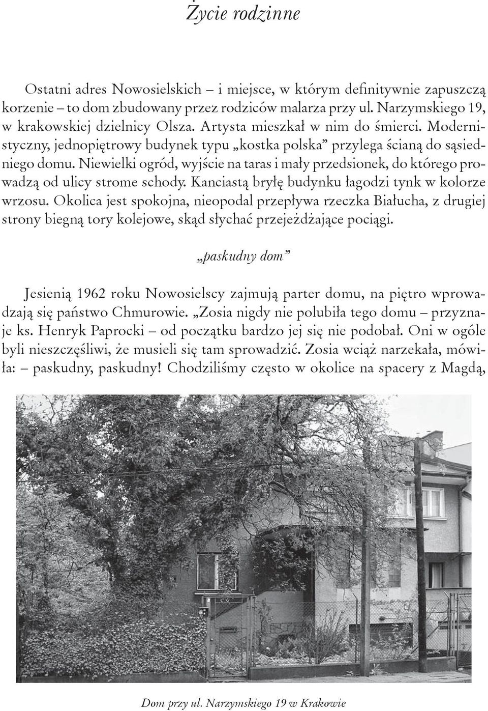 Niewielki ogród, wyjście na taras i mały przedsionek, do którego prowadzą od ulicy strome schody. Kanciastą bryłę budynku łagodzi tynk w kolorze wrzosu.