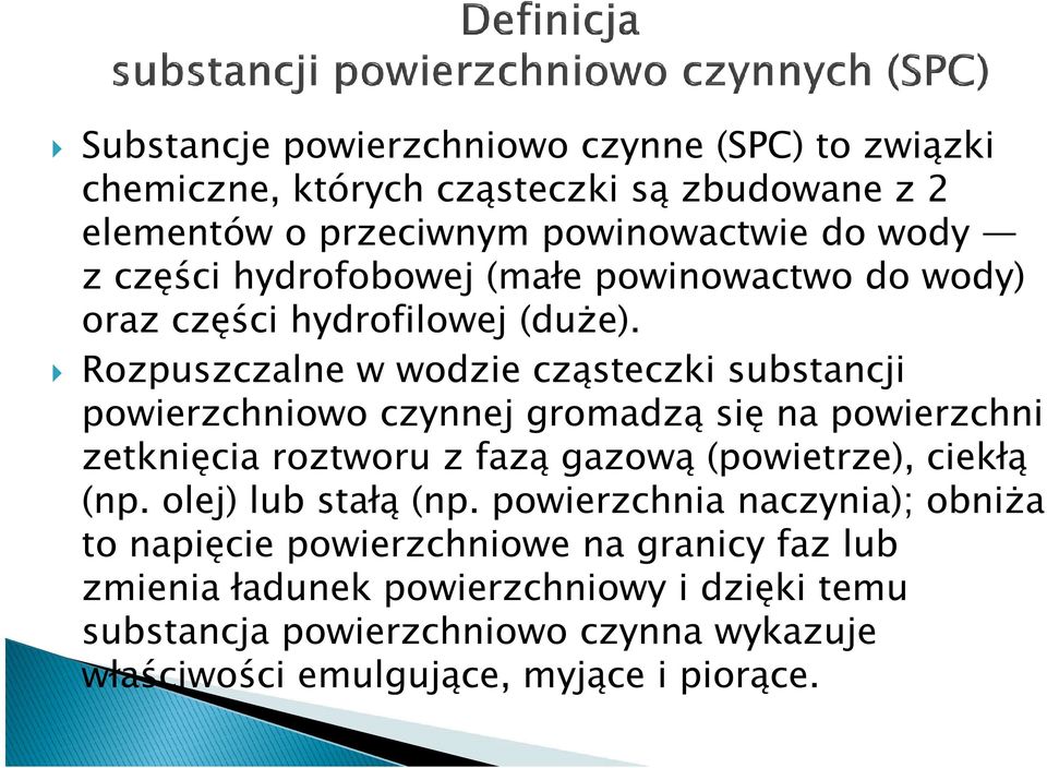 Rozpuszczalne w wodzie cząsteczki substancji powierzchniowo czynnej gromadzą się na powierzchni zetknięcia roztworu z fazą gazową (powietrze), ciekłą