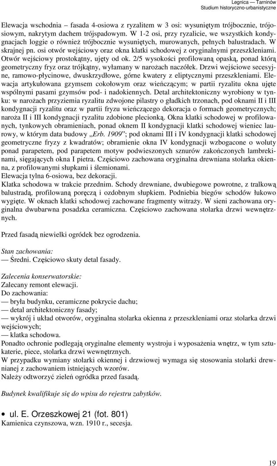 osi otwór wejściowy oraz okna klatki schodowej z oryginalnymi przeszkleniami. Otwór wejściowy prostokątny, ujęty od ok.