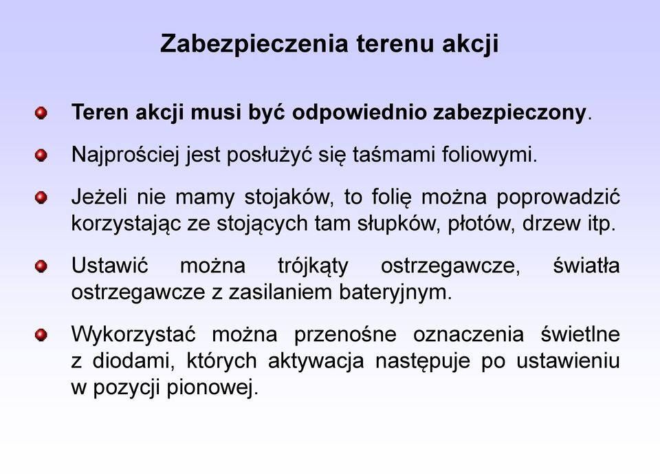 Jeżeli nie mamy stojaków, to folię można poprowadzić korzystając ze stojących tam słupków, płotów, drzew itp.