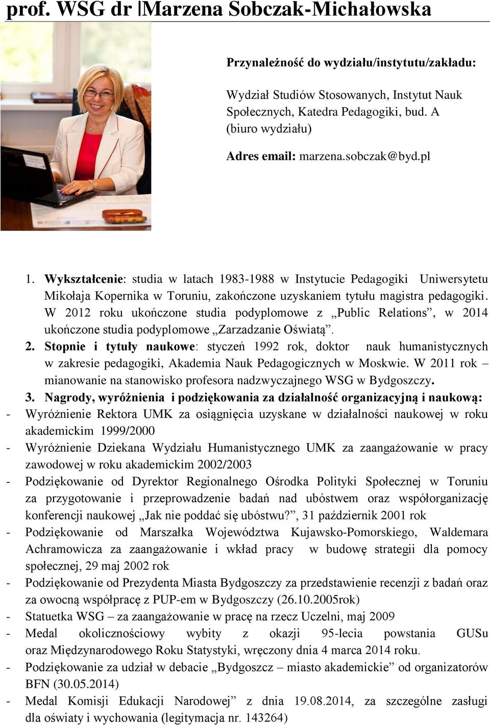 Wykształcenie: studia w latach 1983-1988 w Instytucie Pedagogiki Uniwersytetu Mikołaja Kopernika w Toruniu, zakończone uzyskaniem tytułu magistra pedagogiki.