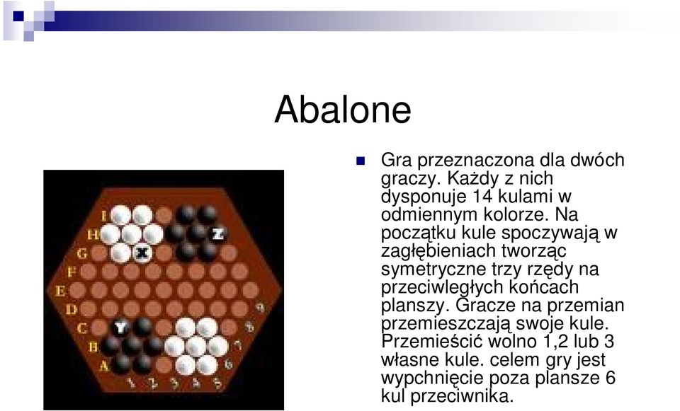 Na początku kule spoczywają w zagłębieniach tworząc symetryczne trzy rzędy na