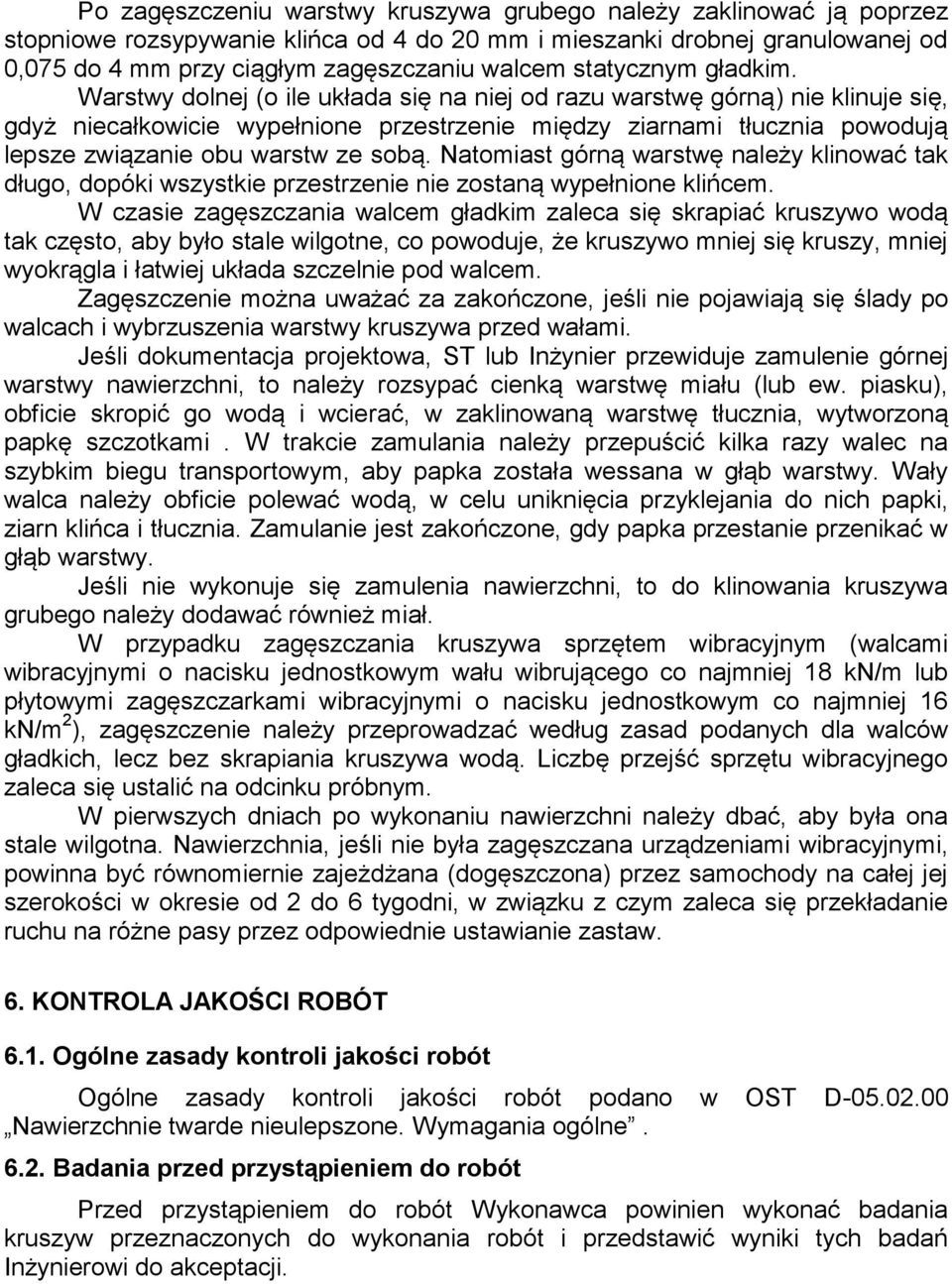 Warstwy dolnej (o ile układa się na niej od razu warstwę górną) nie klinuje się, gdyż niecałkowicie wypełnione przestrzenie między ziarnami tłucznia powodują lepsze związanie obu warstw ze sobą.