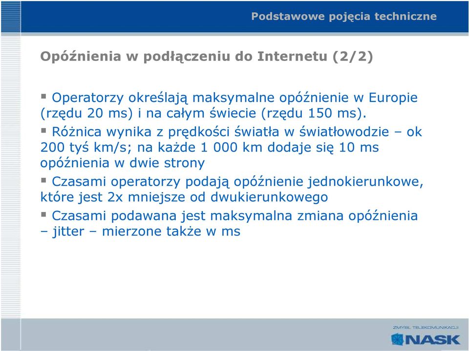 Różnica wynika z prędkości światła w światłowodzie ok 200 tyś km/s; na każde 1 000 km dodaje się 10 ms opóźnienia w