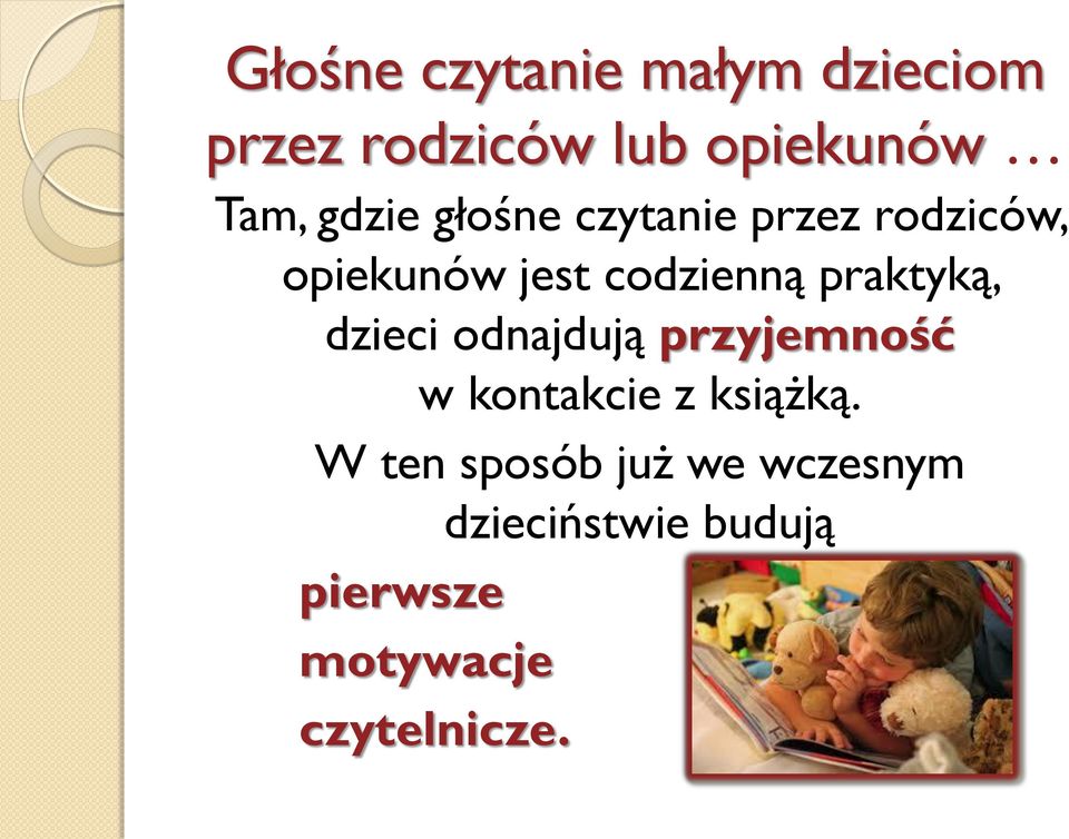 praktyką, dzieci odnajdują przyjemność w kontakcie z książką.